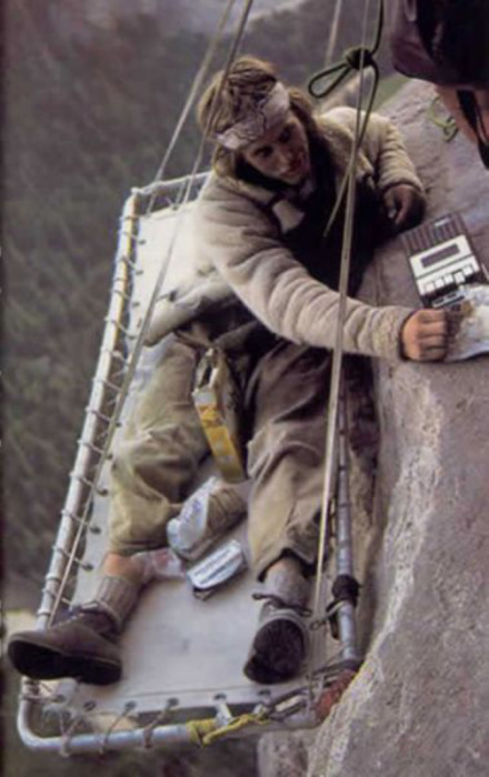 Каркасная платформа для сна была более комфортной, но очень громоздкой и небезопасной. | Фото: pikabu.ru.