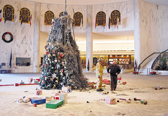 Фото №4 - Елочка, зажгись! 14 фотографий новогодних разрушений