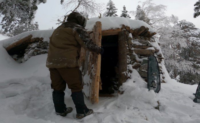 Два сибиряка нашли в Тайге секретную землянку и заночевали там в -17