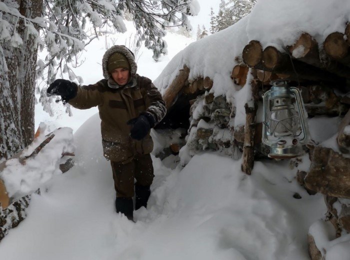 Два сибиряка нашли в Тайге секретную землянку и заночевали там в -17