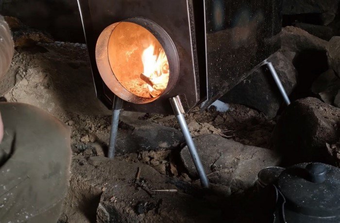 Два сибиряка нашли в Тайге секретную землянку и заночевали там в -17