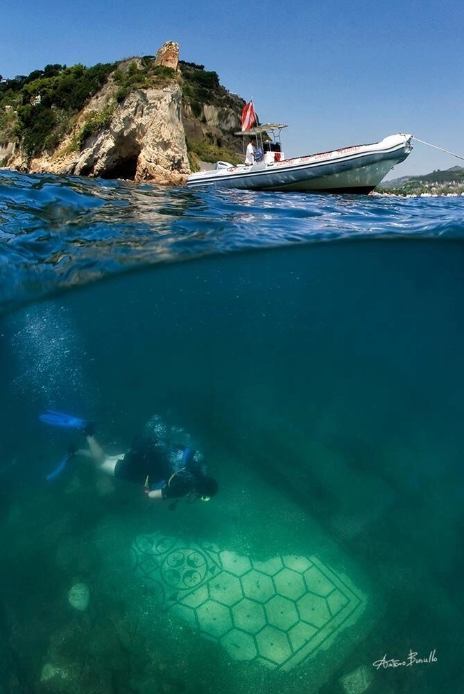 Затонувший город грехов. Что стало с модным курортом Древнего Рима, где была вилла Юлия Цезаря Затонувший город грехов. Что стало с модным курортом Древнего Рима, где была вилла Юлия Цезаря