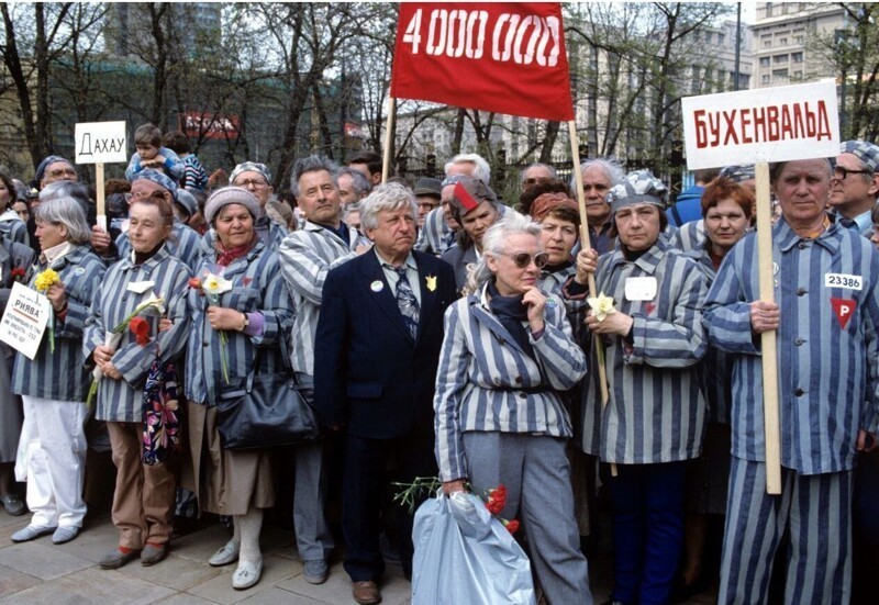 Бывшие узники концлагерей на митинге у Белого Дома, 1992 год