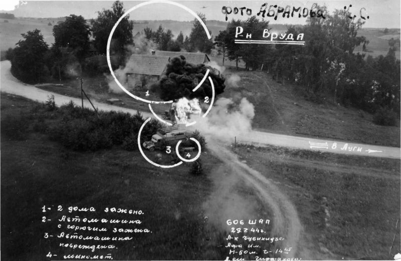 Фотоконтроль удара штурмовиков Ил-2 советского 606-го штурмового авиаполка в районе деревни Вруды.