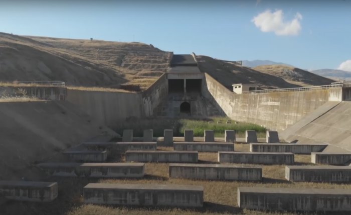 Огромная заброшенная дамба Огромная заброшенная дамба