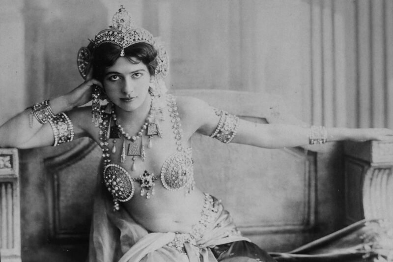 Фотография: Мата Хари и другие бойцы сeксуального фронта, из-за которых разразились политические скандалы №1 - BigPicture.ru