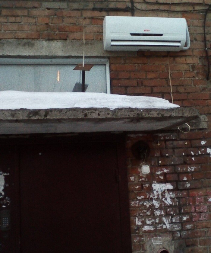 Жара пошла: у установщиков сплит-систем начались непростые дни Жара пошла: у установщиков сплит-систем начались непростые дни