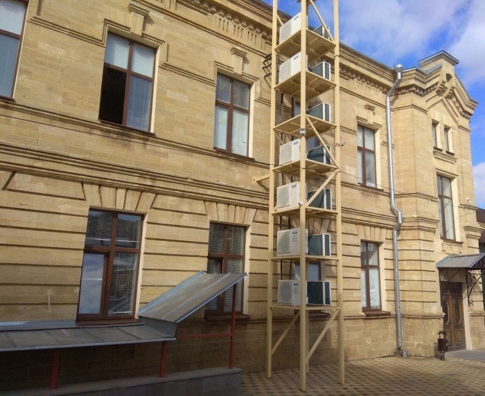 Жара пошла: у установщиков сплит-систем начались непростые дни Жара пошла: у установщиков сплит-систем начались непростые дни