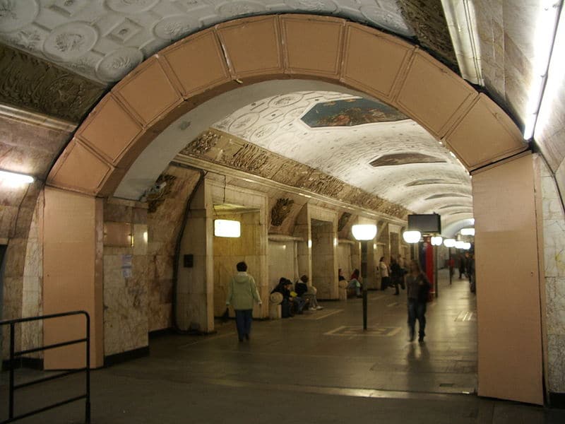 Типовой гермозатвор («противоатомные ворота») московской станции метро. Он выдерживает «затекающую» вниз часть взрывной волны, а также не пропускает радиоактивную пыль./ ©Wikimedia Commons