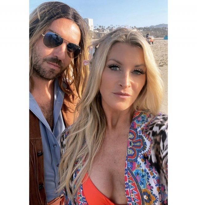 Эллисон Данбар - новая жена звезды «Хеллбоя» Рона Перлмана, которая младшего его на 23 года Эллисон Данбар - новая жена звезды «Хеллбоя» Рона Перлмана, которая младшего его на 23 года