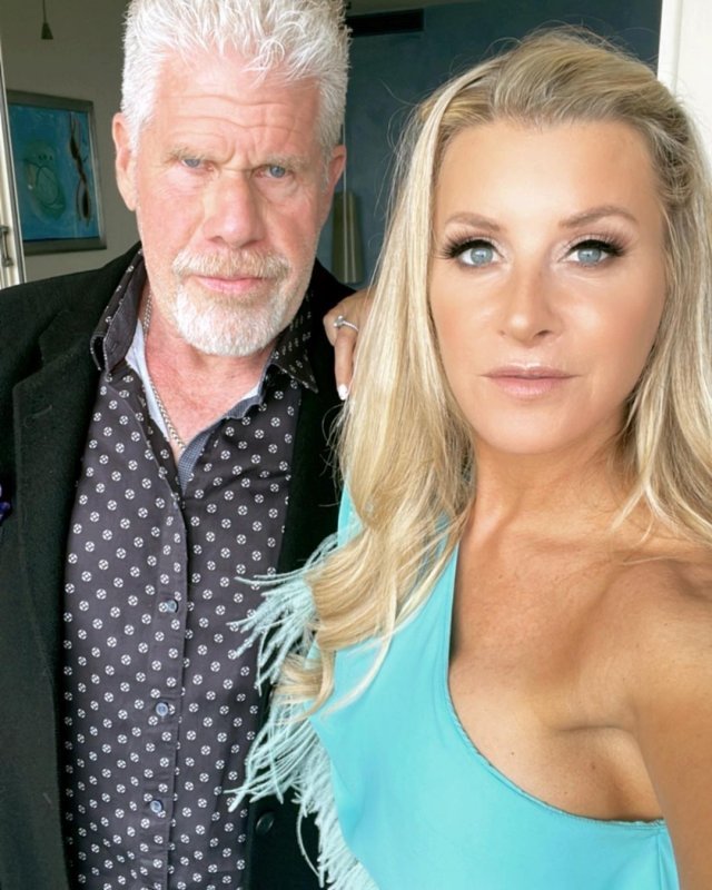 Эллисон Данбар - новая жена звезды «Хеллбоя» Рона Перлмана, которая младшего его на 23 года Эллисон Данбар - новая жена звезды «Хеллбоя» Рона Перлмана, которая младшего его на 23 года