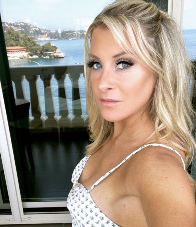 Эллисон Данбар - новая жена звезды «Хеллбоя» Рона Перлмана, которая младшего его на 23 года Эллисон Данбар - новая жена звезды «Хеллбоя» Рона Перлмана, которая младшего его на 23 года