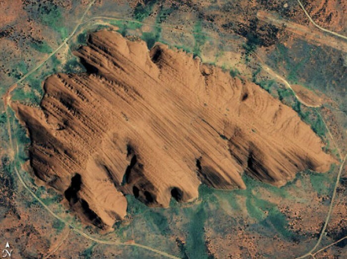 24. Улуру (скальное образование в Австралии) с высоты птичьего полета