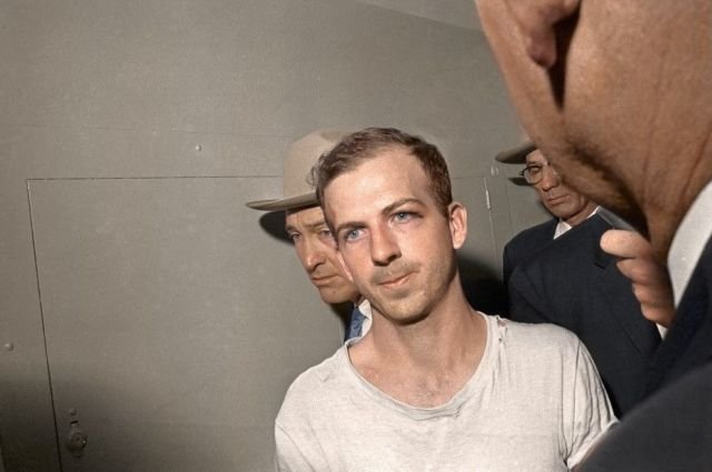 Ли Харви Освальд, убийца Джона Кеннеди перед смертью. 23 ноября 1963 г. США.