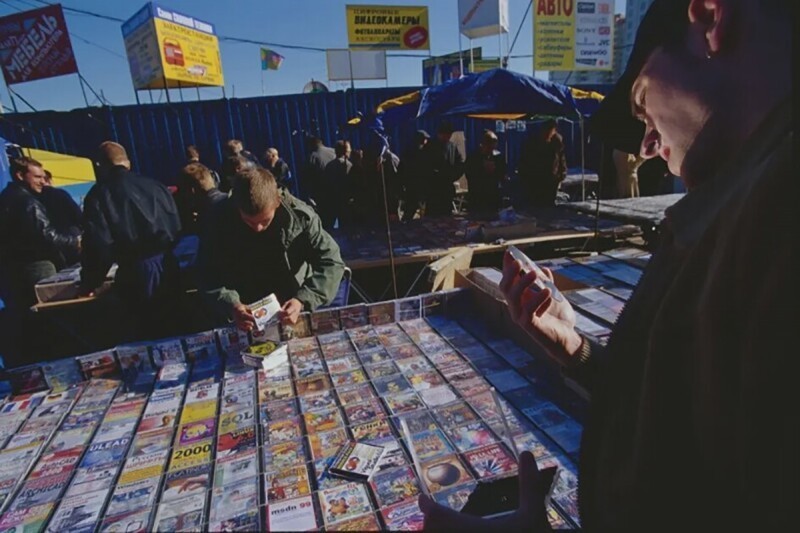 Выбор компьютерных новинок на Митинском радиорынке. Москва, 2000 год