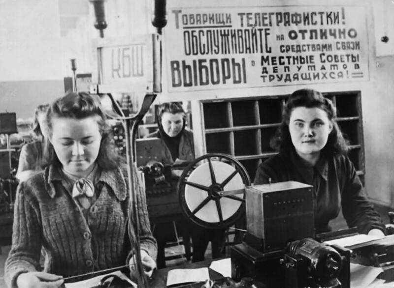 На Ташкентском центральном телеграфе. 1930-е годы. Узбекская ССР