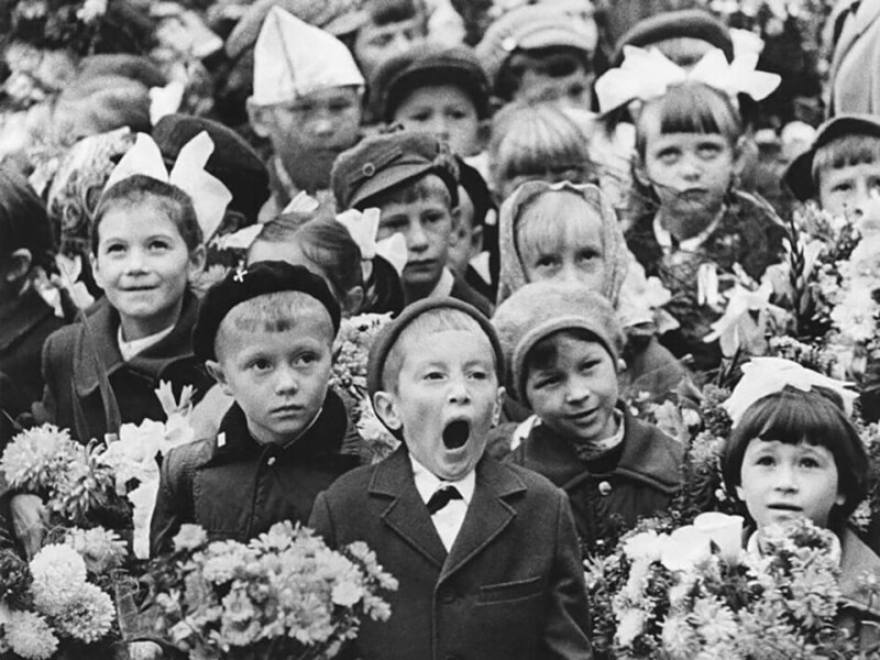 Торжественная линейка. Фото: Лев Шерстенников, 1973 год