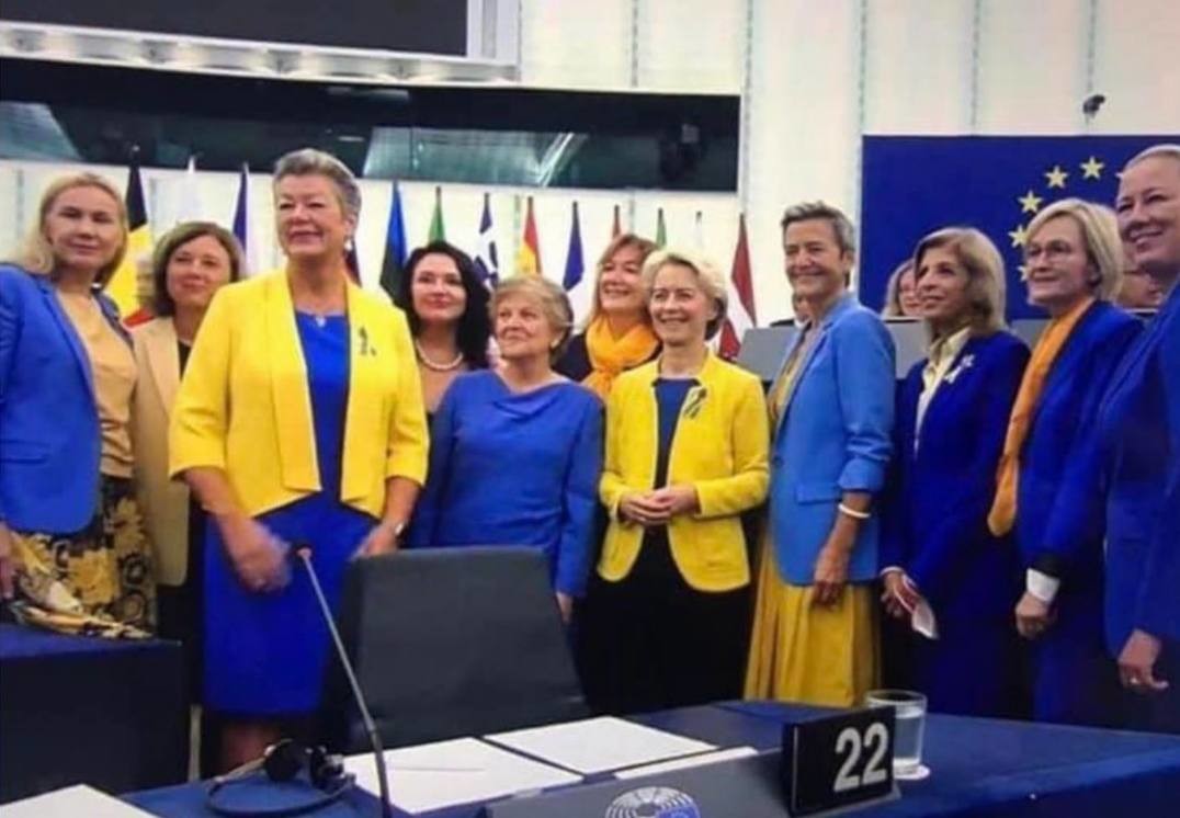 Карл III в перекошенном пиджаке, НАТОвец в экстремистских носках и Зеленский в женских кроссовках - модные тренды и провалы политиков Карл III в перекошенном пиджаке, НАТОвец в экстремистских носках и Зеленский в женских кроссовках - модные тренды и провалы политиков