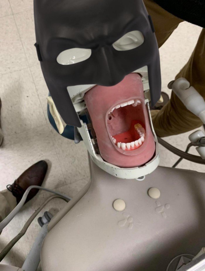 Мастера фотошопа: тренажер в стоматологии стал мемом