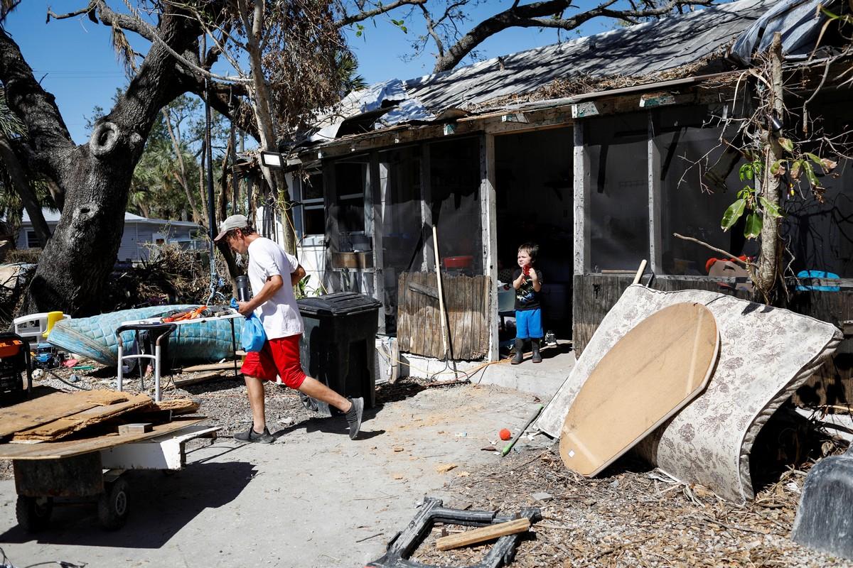 Через месяц после того, как ураган Йен опустошил Форт-Майерс