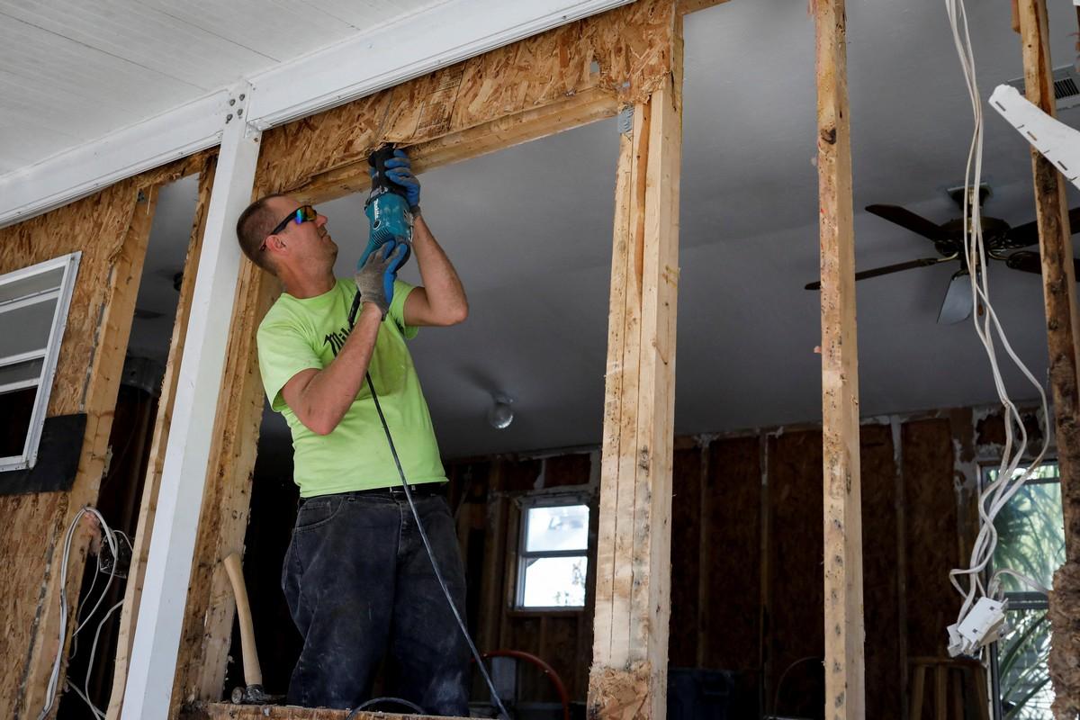 Через месяц после того, как ураган Йен опустошил Форт-Майерс