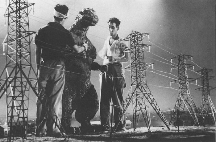 18. Фотография со съемок первого фильма о Годзилле, 1954 год 18. Фотография со съемок первого фильма о Годзилле, 1954 год