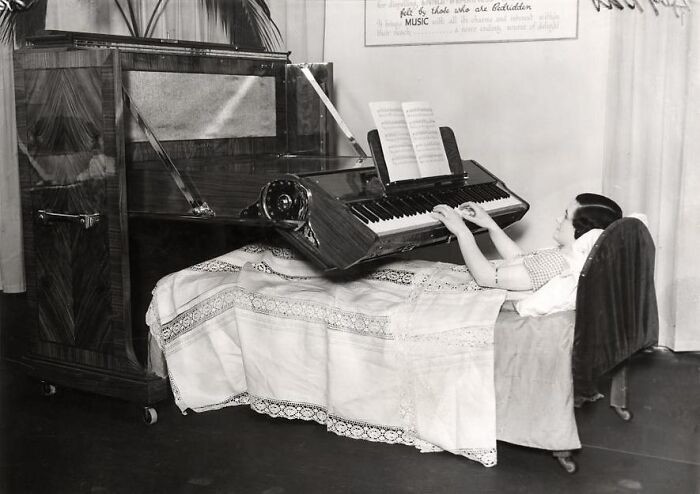 22. Фортепиано для людей, прикованных к постели. Великобритания, 1935 год 22. Фортепиано для людей, прикованных к постели. Великобритания, 1935 год