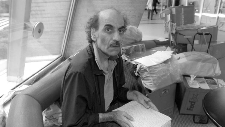 Человек, который жил в аэропорту. Мехран Карими Нассери умер в возрасте 77 лет. Фото.