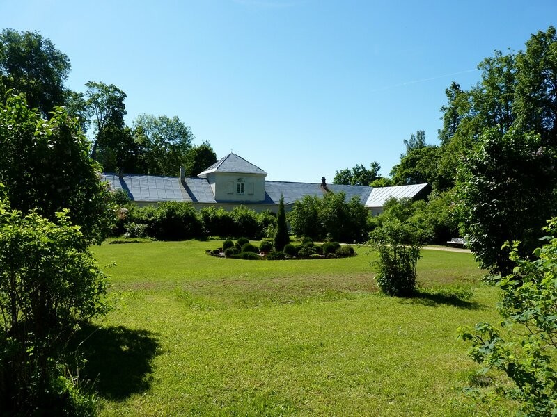 Поэт на минном поле: ценой собственной жизни они отстояли последний приют солнца русской поэзии