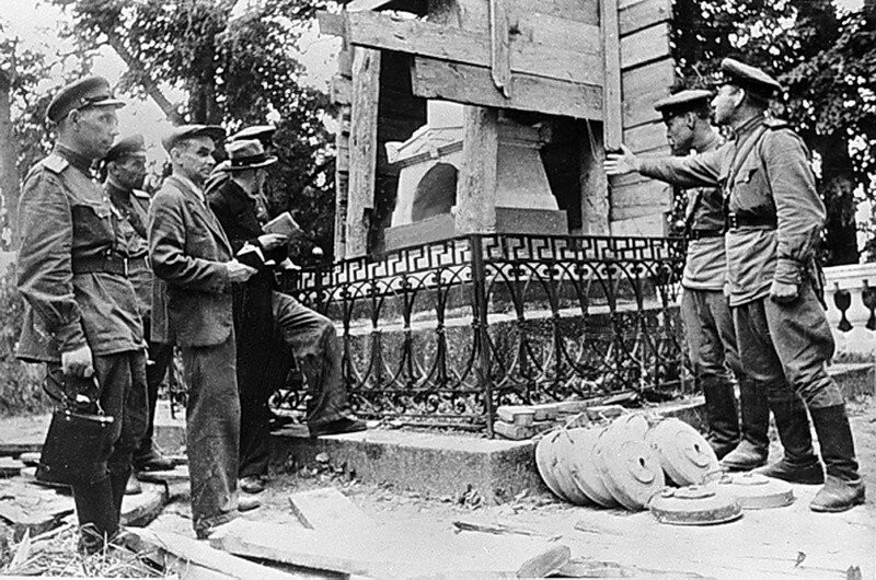 Поэт на минном поле: ценой собственной жизни они отстояли последний приют солнца русской поэзии