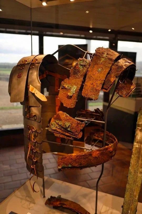 Самая хорошо сохранившаяся лорика сегментата, из найденных на сегодняшний день. Слева, разумеется - реконструкция