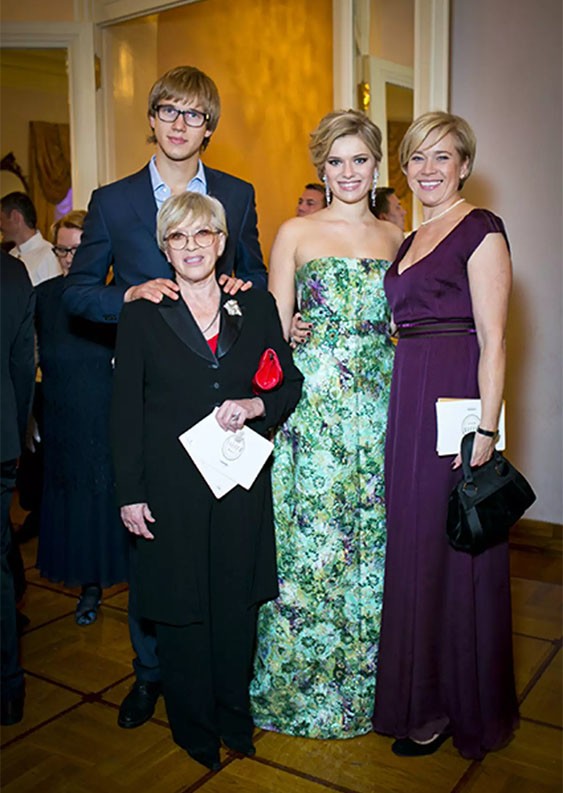 «Служебный роман» разрушил брак Алисы Фрейндлих с известным режиссером. Последний муж на 15 лет младше и жизнь 88-летней актрисы сегодня «Служебный роман» разрушил брак Алисы Фрейндлих с известным режиссером. Последний муж на 15 лет младше и жизнь 88-летней актрисы сегодня