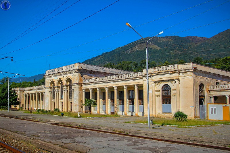 Заброшенный из-за войны ЖД вокзал знаменитого курортного города "Гагра"