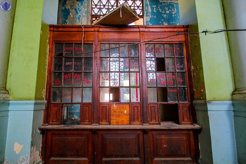 Заброшенный из-за войны ЖД вокзал знаменитого курортного города "Гагра"