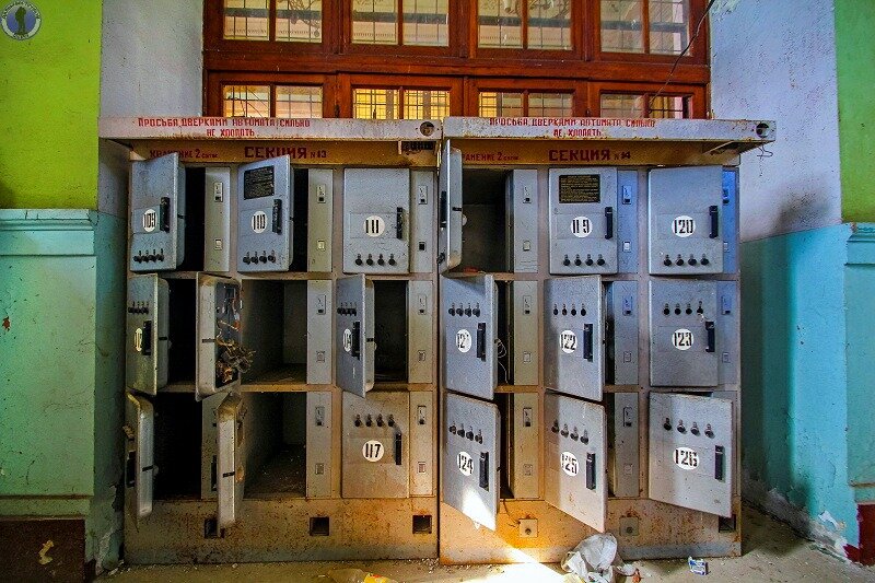 Заброшенный из-за войны ЖД вокзал знаменитого курортного города "Гагра"