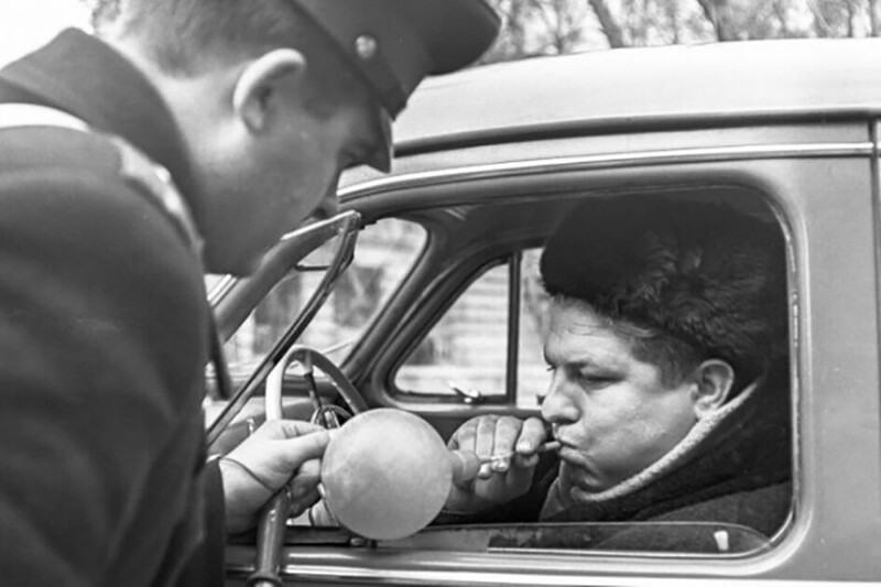 Традиция такая советская. К праздникам шарики надувать