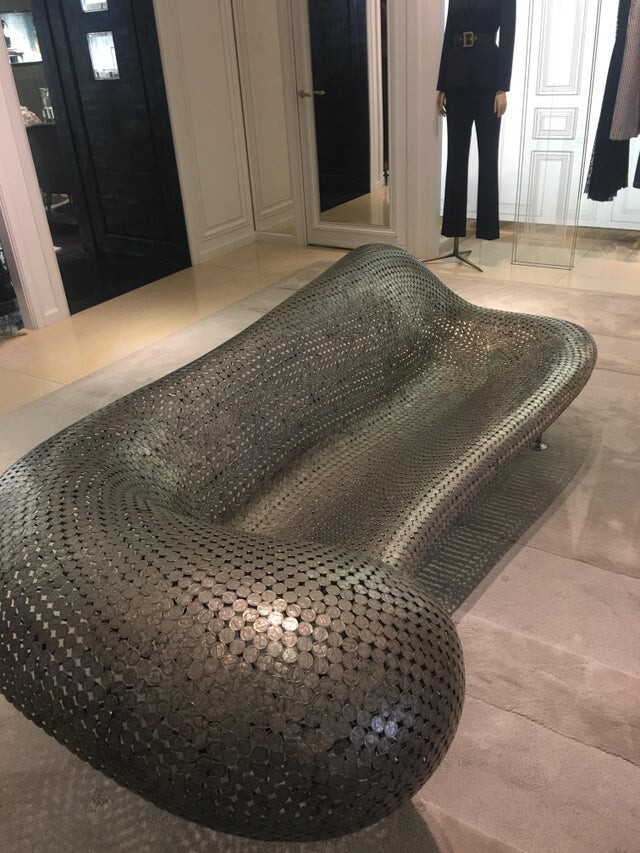 Предмет мебели из монет