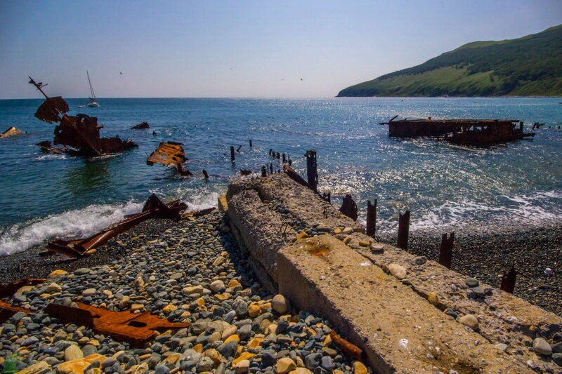 Заброшенный остров Аскольд: забытая техника, казарменный городок артиллеристов и золотое прошлое Заброшенный остров Аскольд: забытая техника, казарменный городок артиллеристов и золотое прошлое