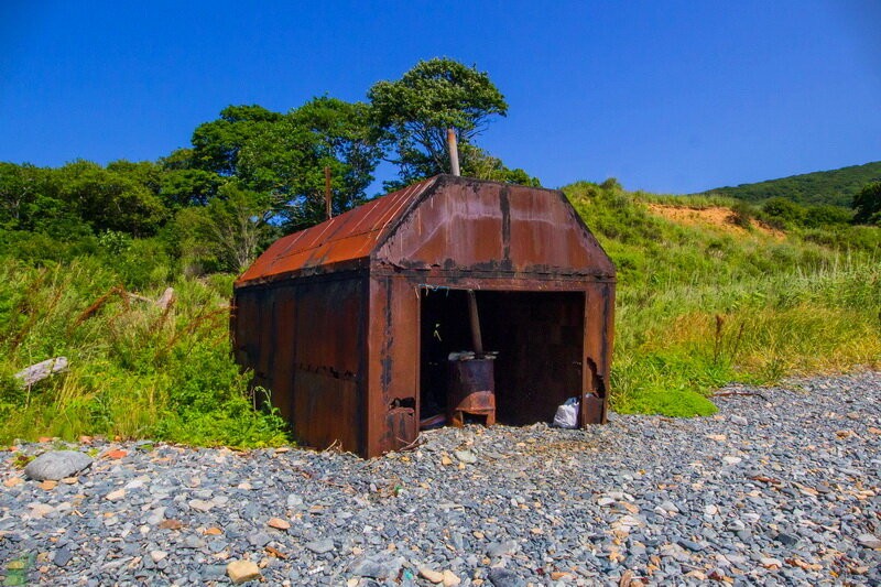 Заброшенный остров Аскольд: забытая техника, казарменный городок артиллеристов и золотое прошлое Заброшенный остров Аскольд: забытая техника, казарменный городок артиллеристов и золотое прошлое