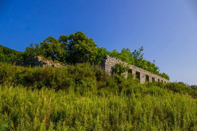 Заброшенный остров Аскольд: забытая техника, казарменный городок артиллеристов и золотое прошлое Заброшенный остров Аскольд: забытая техника, казарменный городок артиллеристов и золотое прошлое