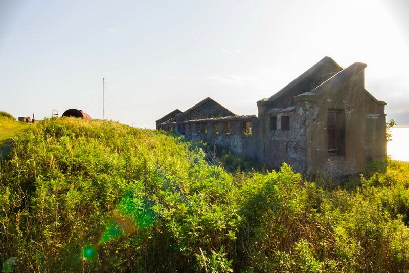 Заброшенный остров Аскольд: забытая техника, казарменный городок артиллеристов и золотое прошлое Заброшенный остров Аскольд: забытая техника, казарменный городок артиллеристов и золотое прошлое