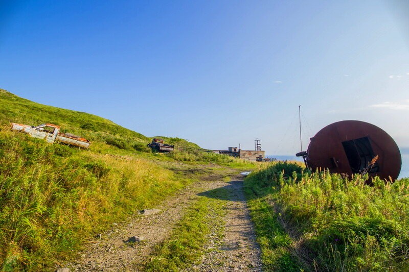 Заброшенный остров Аскольд: забытая техника, казарменный городок артиллеристов и золотое прошлое Заброшенный остров Аскольд: забытая техника, казарменный городок артиллеристов и золотое прошлое