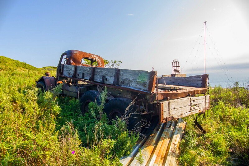 Заброшенный остров Аскольд: забытая техника, казарменный городок артиллеристов и золотое прошлое Заброшенный остров Аскольд: забытая техника, казарменный городок артиллеристов и золотое прошлое