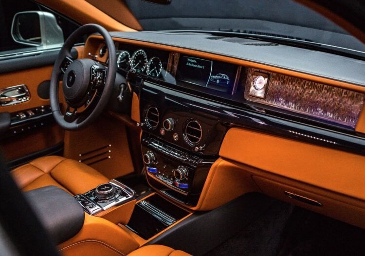 В автомобилях Rolls-Royce используется кожа животных. Салон автомобиля Rolls-Royce. Фото.
