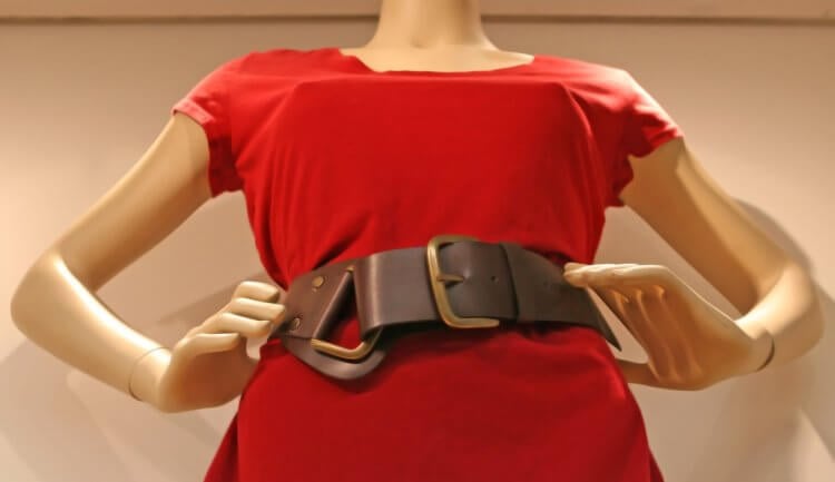 Кожные болезни, передающиеся через одежду. Во время примерки одежды в магазине есть риск заражения кожными заболеваниями. Фото.