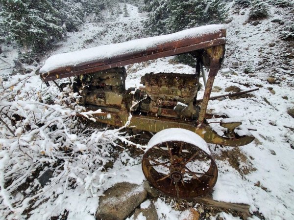 Во время похода в горы нашли брошенное горнодобывающее оборудование