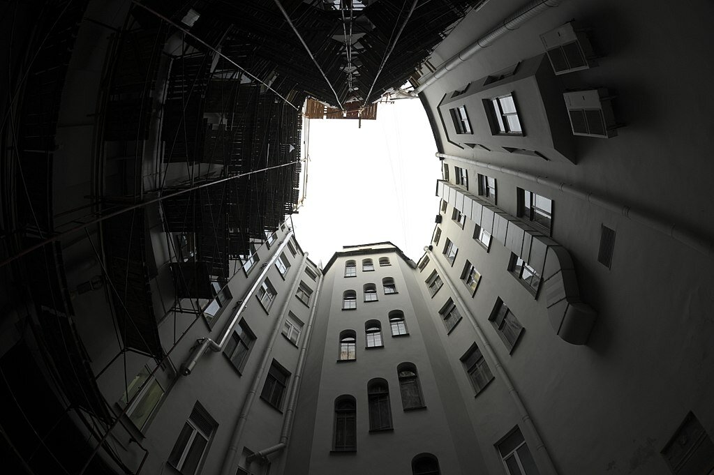 Дом с башней (иногда его называют «утюгом») стал одним из символов Петербурга начала ХХ века, он часто попадает и в поле зрения художников.