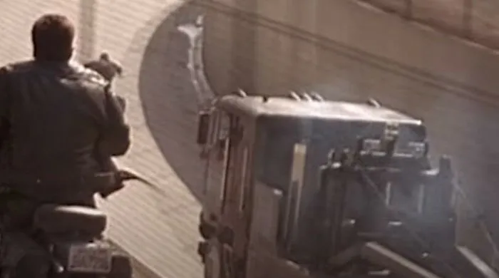 18 нелепых моментов и киноляпов в фильме Терминатор 2, которые многие не заметили 18 нелепых моментов и киноляпов в фильме Терминатор 2, которые многие не заметили