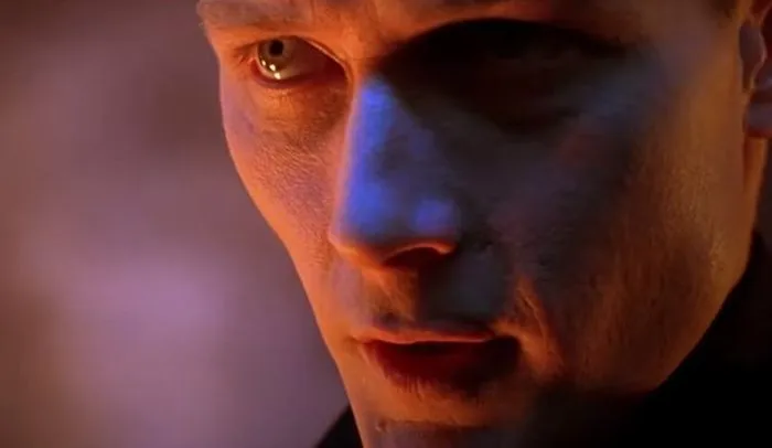 18 нелепых моментов и киноляпов в фильме Терминатор 2, которые многие не заметили 18 нелепых моментов и киноляпов в фильме Терминатор 2, которые многие не заметили