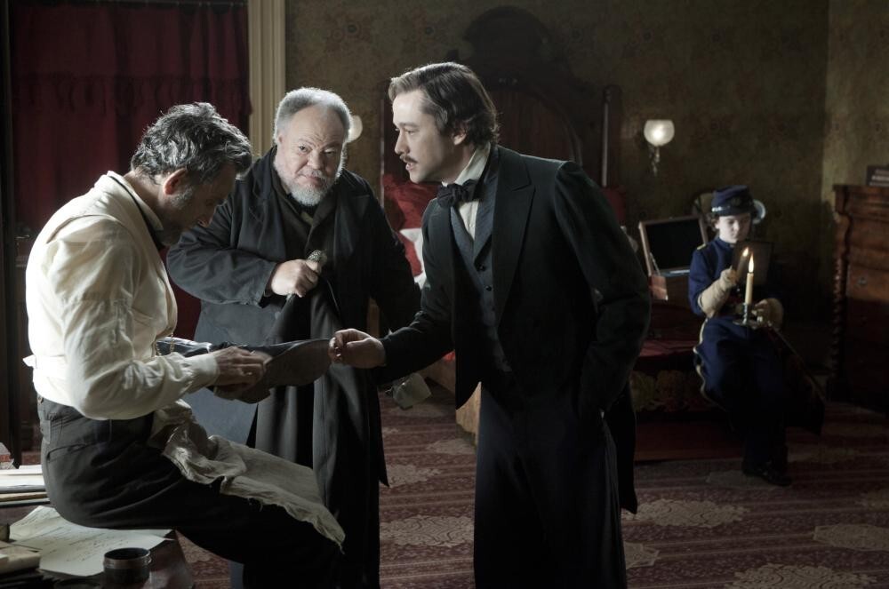 2. Во время съёмок фильма "Линкольн" (2012) режиссер Стивен Спилберг не называл никого из актеров их настоящими именами. Он обращался к ним только по именам их персонажей